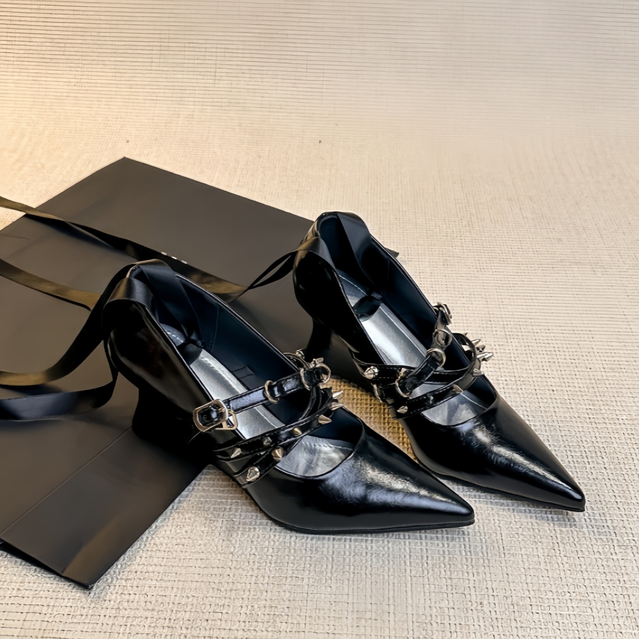 Women's Black Patent Leather P - Ribbon Tie Heel 리뷰 및 가격