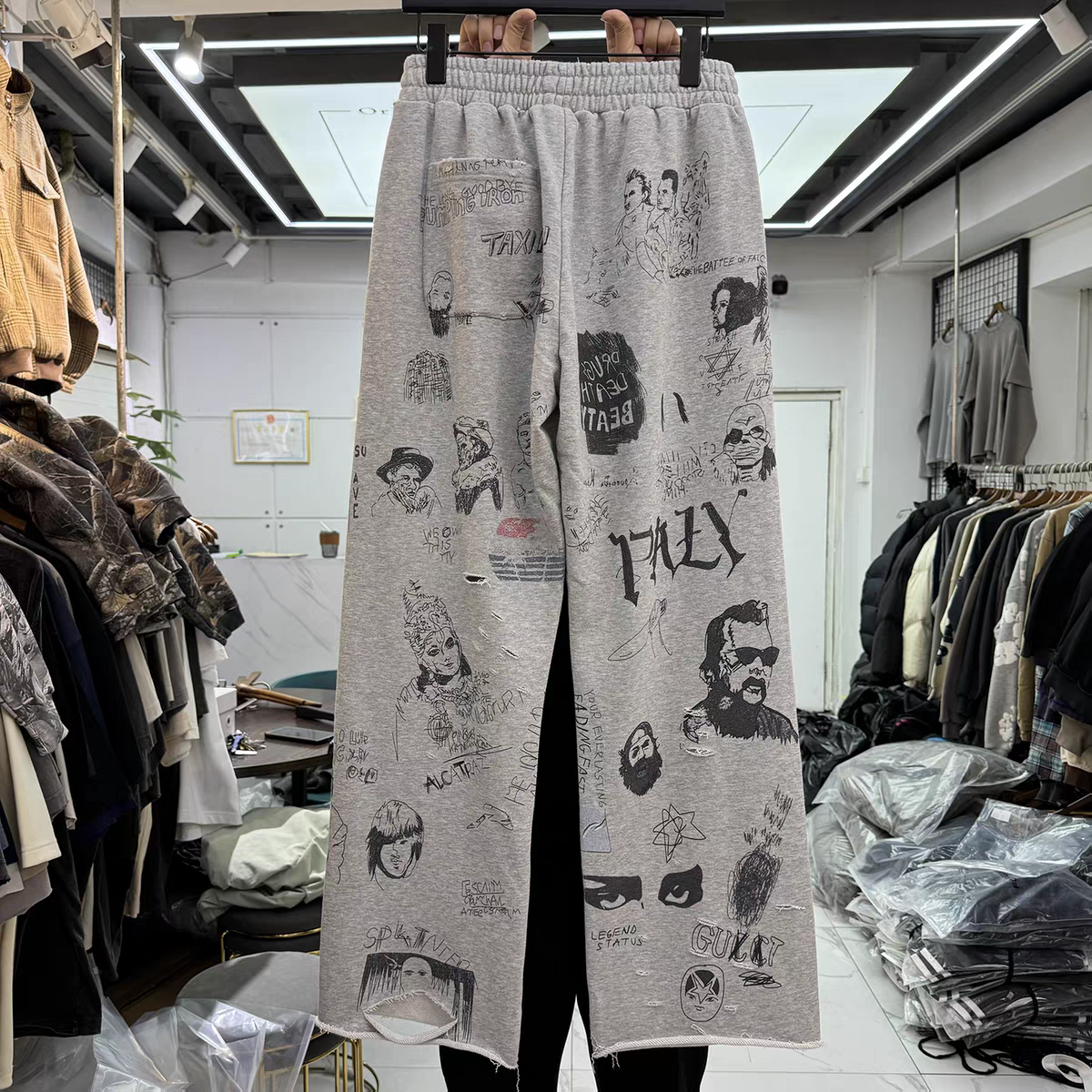 Retro Graffiti Character Lette - Women Shoes Joggers 리뷰 및 가격